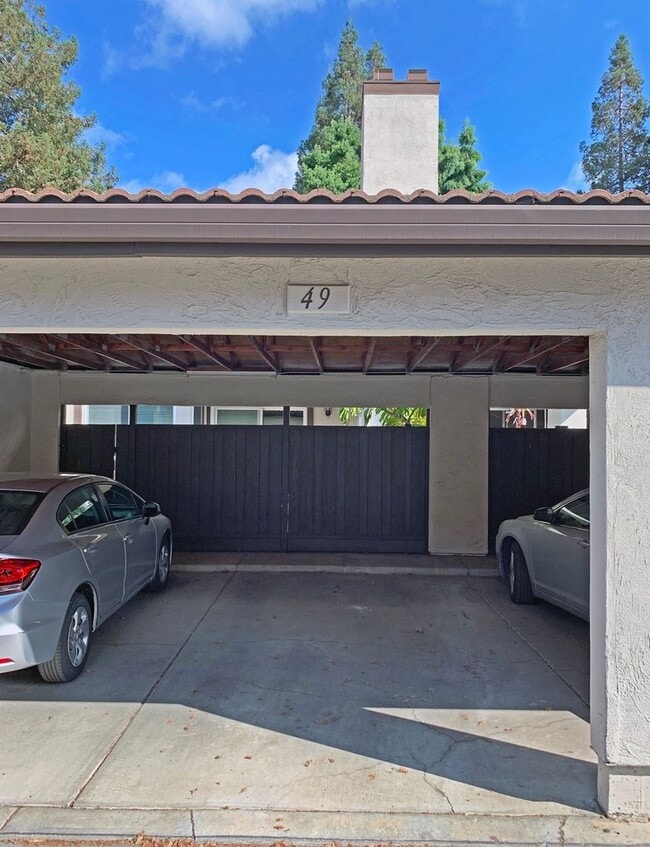 Building Photo - Beautifully Updated 2 Bedroom, 2 Bathroom ...