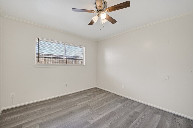 Building Photo - 9667 Meadowvale Dr