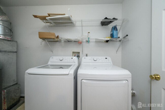 Building Photo - 303 Pinelli Dr