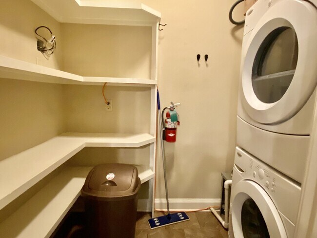 Building Photo - 1BR/1BA Upstairs Unit with Fountain View in Chatsworth Court!