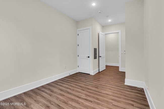 Building Photo - 527 Bangs Ave