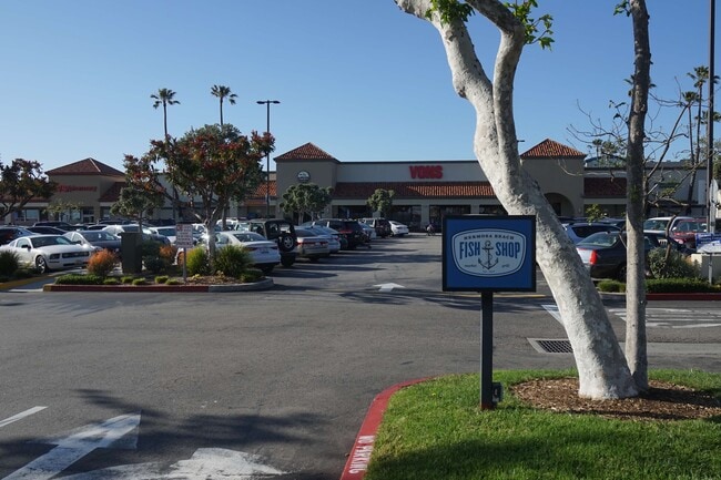 Minute walk to Vons and Trader Joes - 1420 Bonnie Brae St
