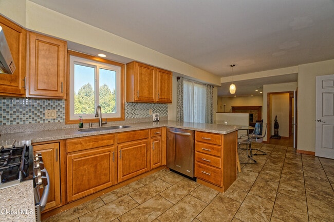 Building Photo - 5 Shamrock Cir