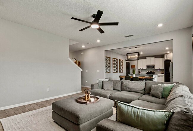 Building Photo - Gorgeous 4/ 2.5 Home in the Beautiful Lake Asbury Area of Clay County! $2,550.00