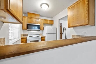 Building Photo - 1 Bed / 1 Bath Apartment – Updated Flooring – Convenient NE Portland Location