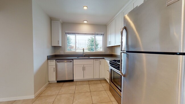 Building Photo - Spacious remodeled 2-bedroom duplex, washe...