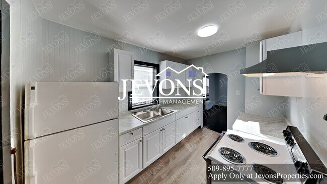 Building Photo - Embrace the cozy charms of this single-family home in Yakima's heart