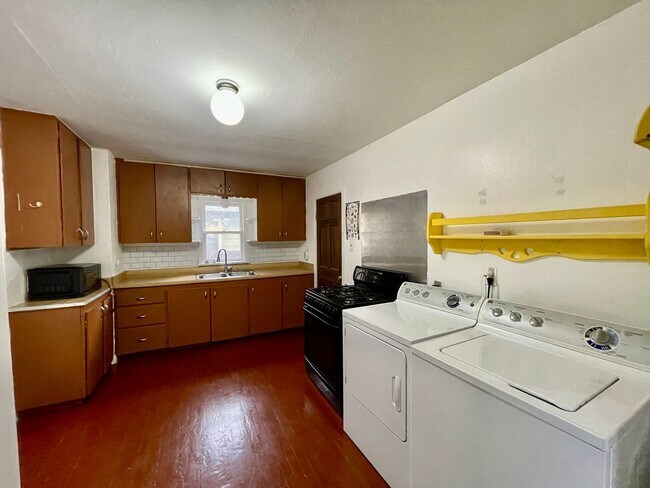 Building Photo - ALL UTILITIES INCLUDED!