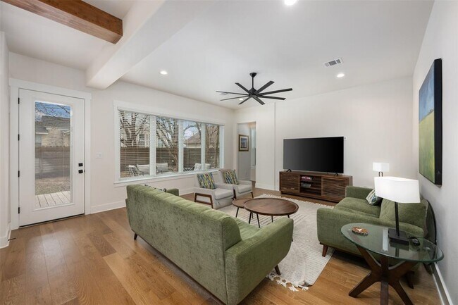 Building Photo - 510 E 7th St