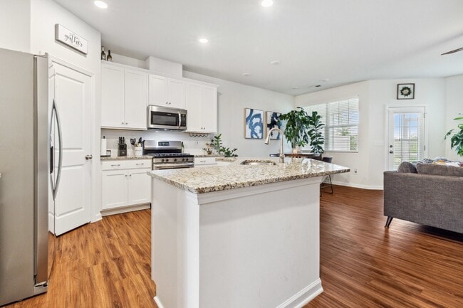 Building Photo - Well maintained 3-Bed 2.5 Bath Townhouse i...