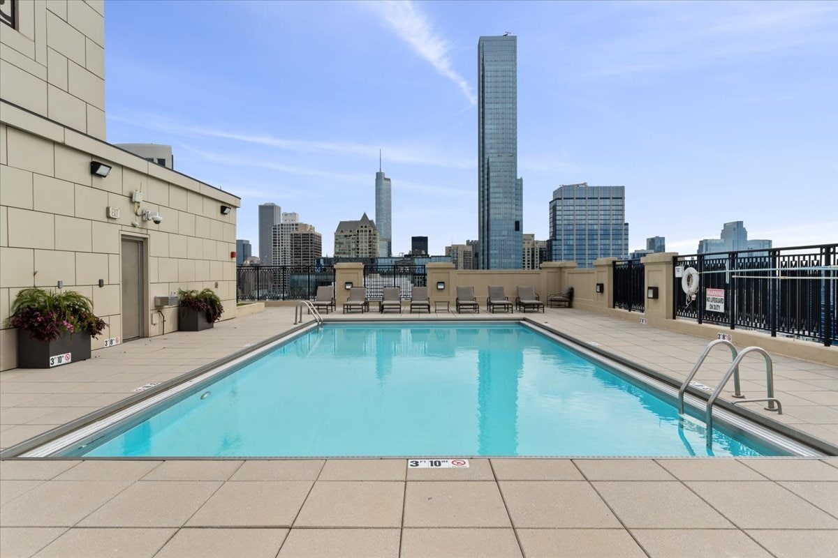 Building Photo - 10 E Delaware Pl