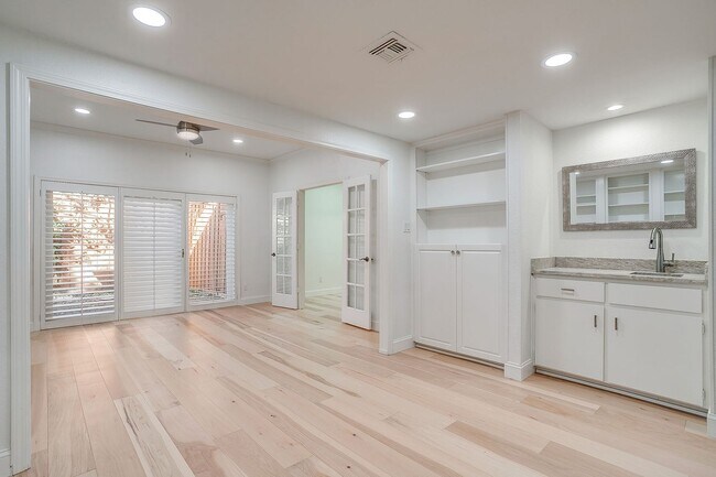 Building Photo - Easy Townhouse Living