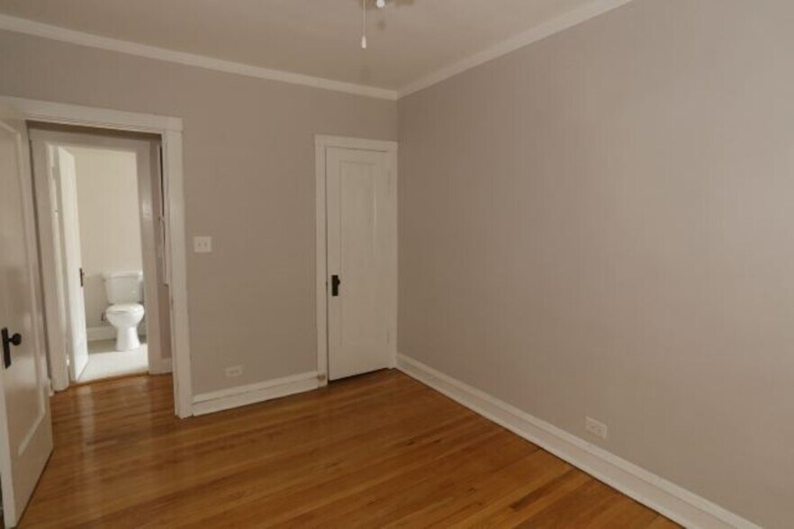 Building Photo - 2220 W Ainslie St