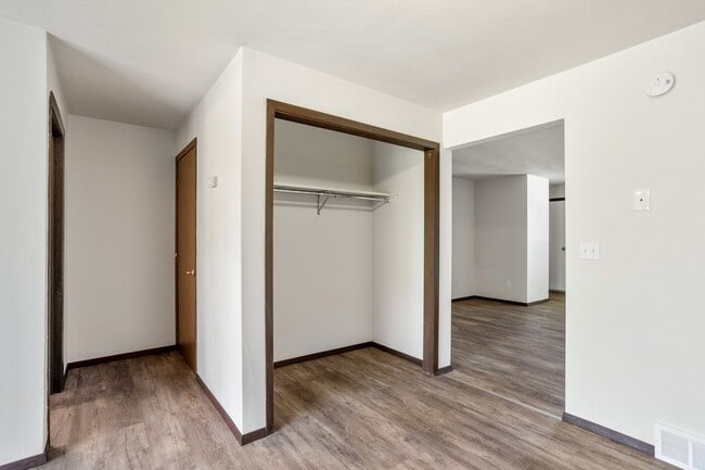 Building Photo - 1352 W Hiawatha Dr