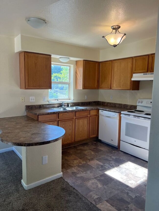 Building Photo - Charming Two Bedroom Apartment in the Heart of Reno
