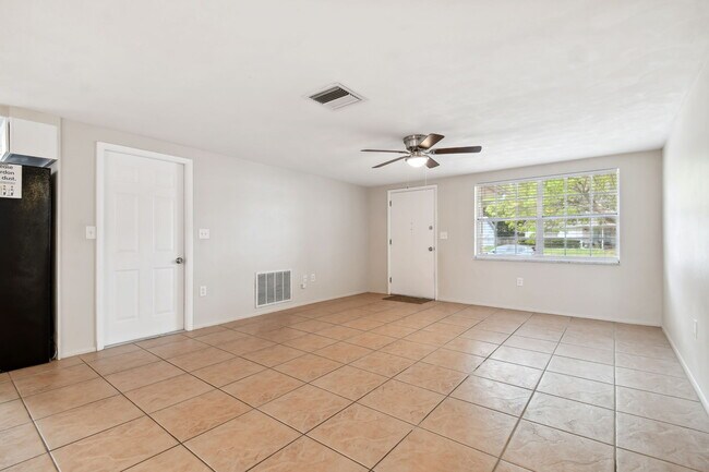 Building Photo - 4818 Dogwood St