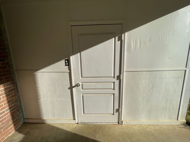 Building Photo - 3/1 Renovated House Available Now! Pet Friendly!