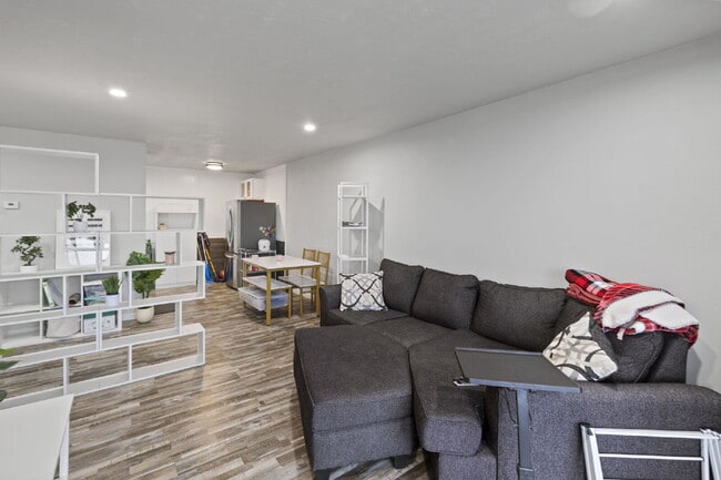 Building Photo - Live Above It All at the Satellite Condo 1 bed 1 bath!