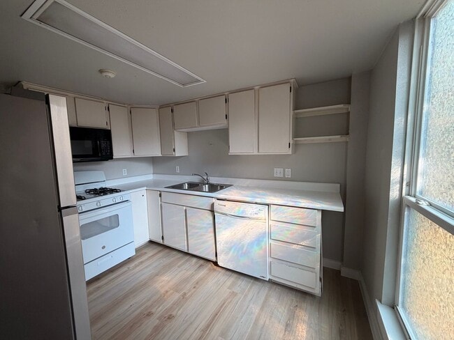 Building Photo - 2Bed/1bath Duplex in Hyde Park with Small Yard