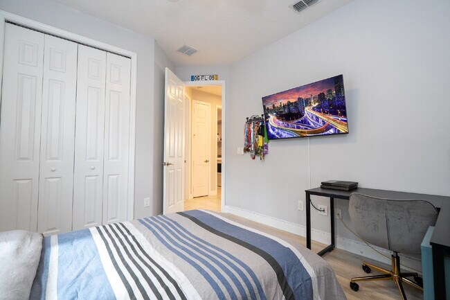 Building Photo - "Spacious 4-Bedroom Retreat with 3 Full Baths in Winter Garden's Serene Sanctuary"