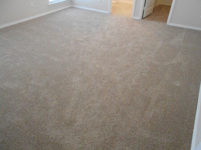 Building Photo - 6 or 12 month lease! Half off first full m...