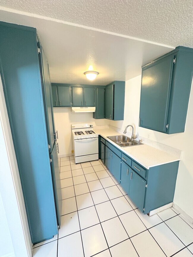 Building Photo - LARGE 1bd/1ba in NoHo WITH Parking!