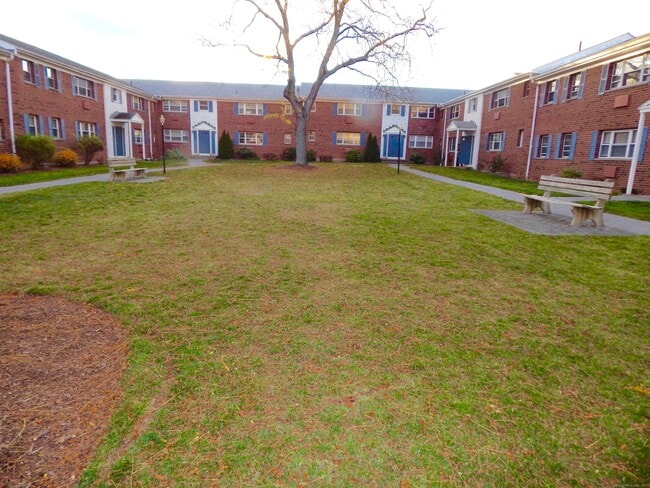 Building Photo - 14 Colonial Dr