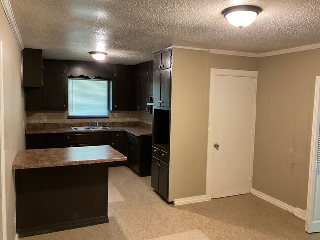Building Photo - BACK ON THE MARKET!