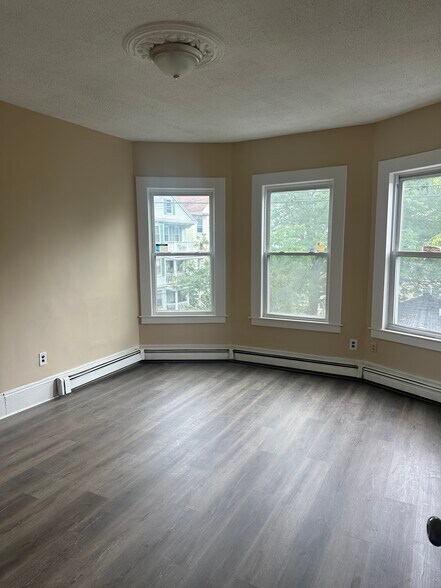 Building Photo - 19 Dewey St