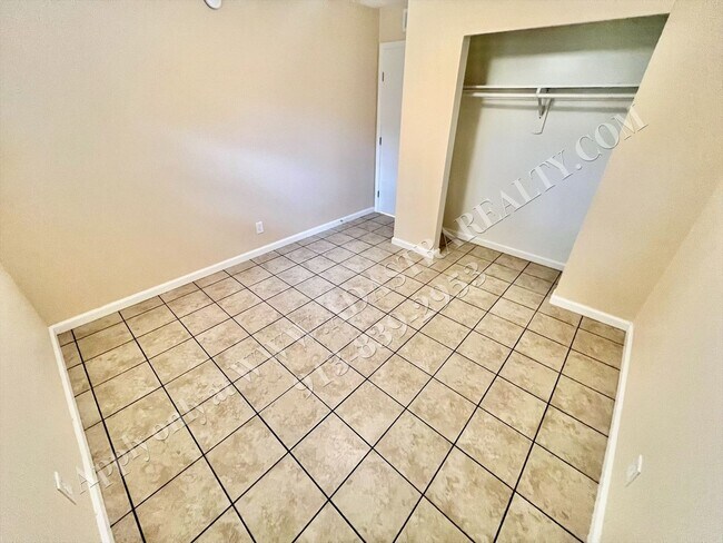 Building Photo - 6003 E 151 Terrace