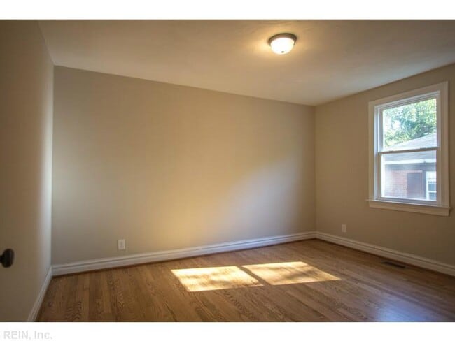 Building Photo - 4814 Killam Ave