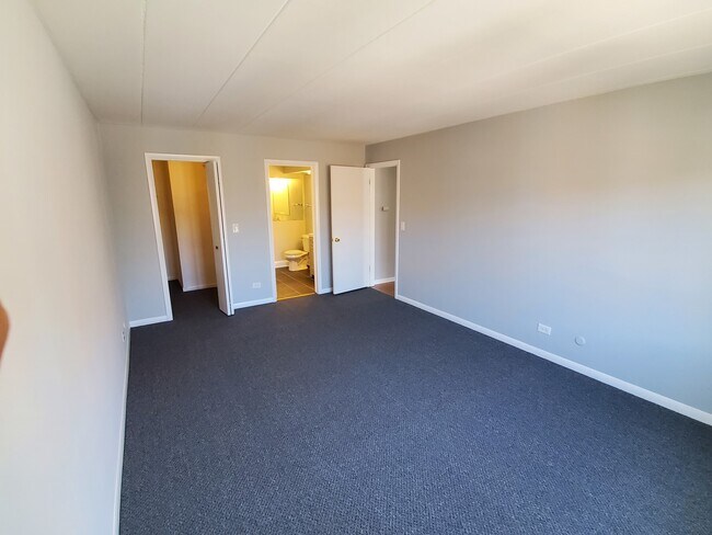 Building Photo - 659 S River Rd