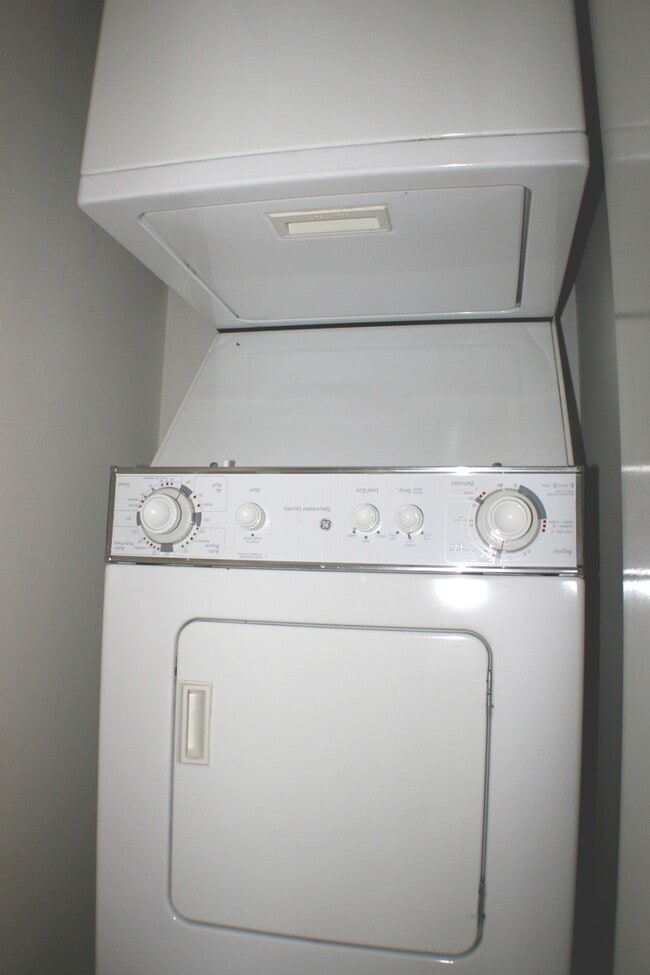 Building Photo - 61 W 15th St