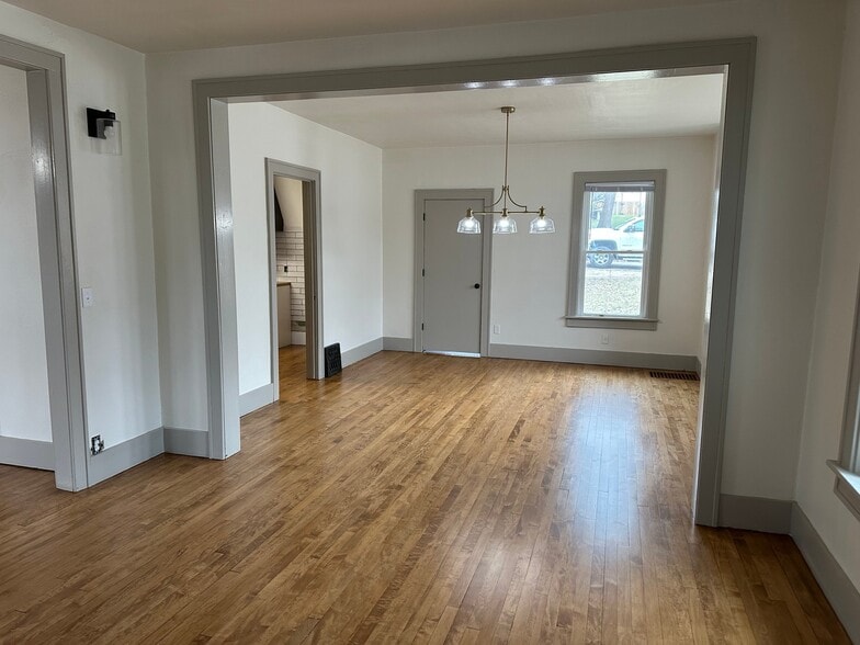 Building Photo - 401 N Hubbard St