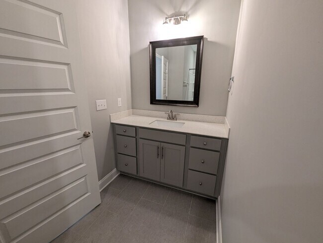 Building Photo - AVAILABLE NOW! 2-Bed/2-Bath Condo in Franklin