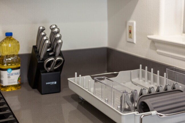 Building Photo - Newly Remodeled 5B4B. 2 mile from the Rose Parade!