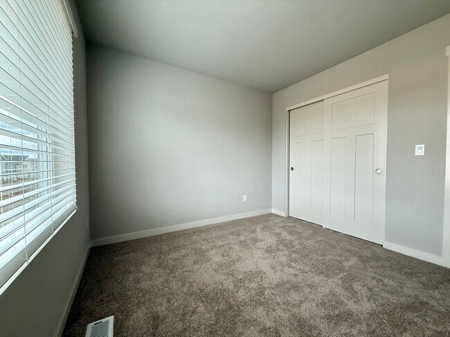 Building Photo - Charming 3 Bed 2.5 Bath Tualatin Home with Fenced Yard & 2-Car Garage!