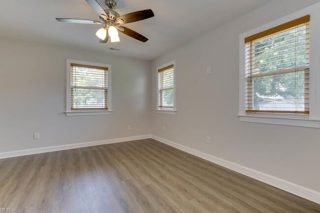 Building Photo - 1405 Baychester Ave