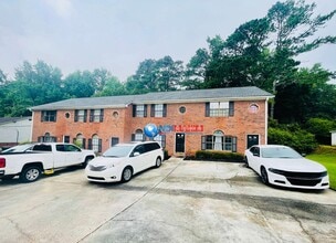 Building Photo - Renovated apartment part of a 4-plex in Sn...