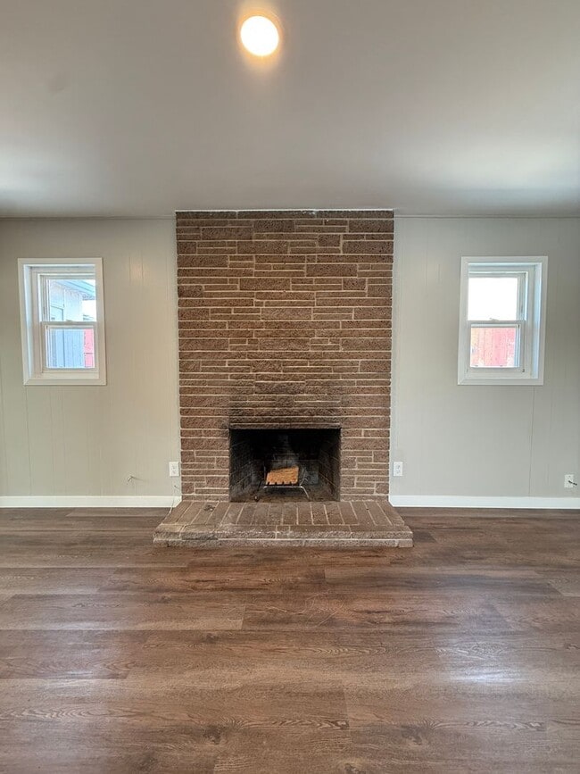 Building Photo - Centrally Located Single Story Updated Home