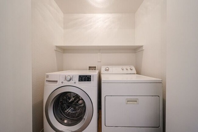 Building Photo - Charming 3-bedroom, 2-bathroom home locate...