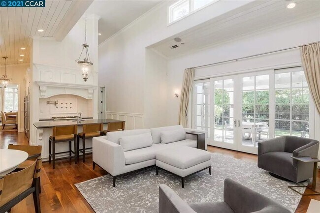 Building Photo - Beautifully Updated 5-Bedroom Home in Prim...