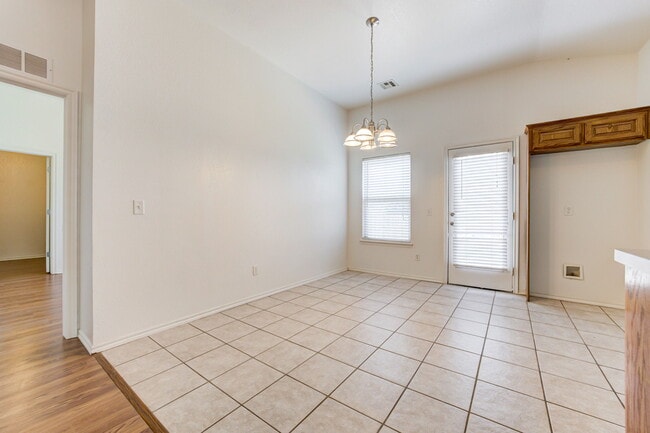 Building Photo - 2813 Edgemere Dr
