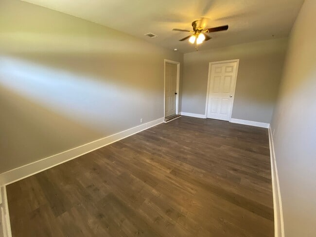 Building Photo - 4 bedroom 2 bath in Village Green