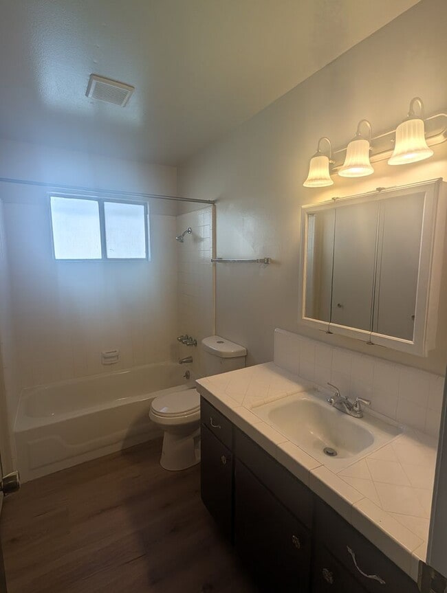 Building Photo - Charming 2-bedroom, 1 bath duplex
