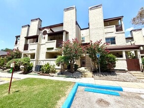 Building Photo - Cozy Medical Center Condo with Fireplace, Community Pool & Included Appliances!