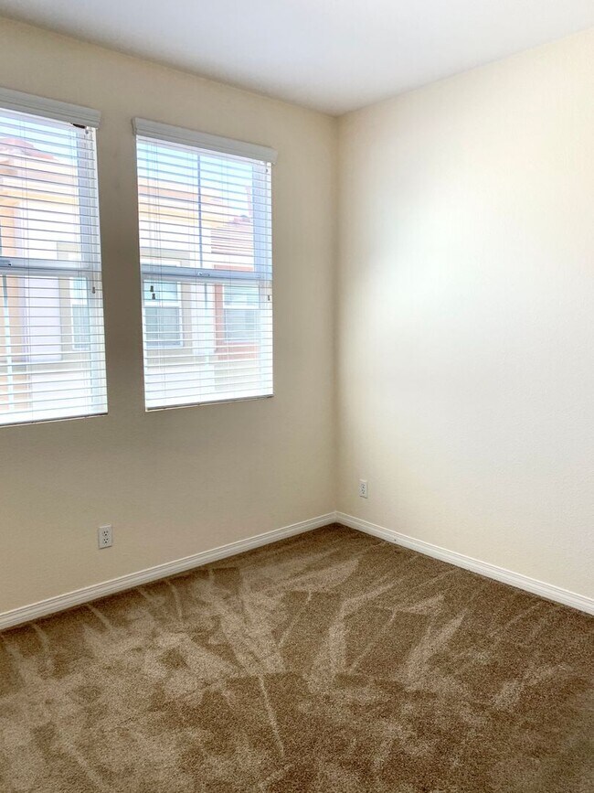 Building Photo - Enchanting 4 bedroom/2.5 bath property in the heart of Claremont Village