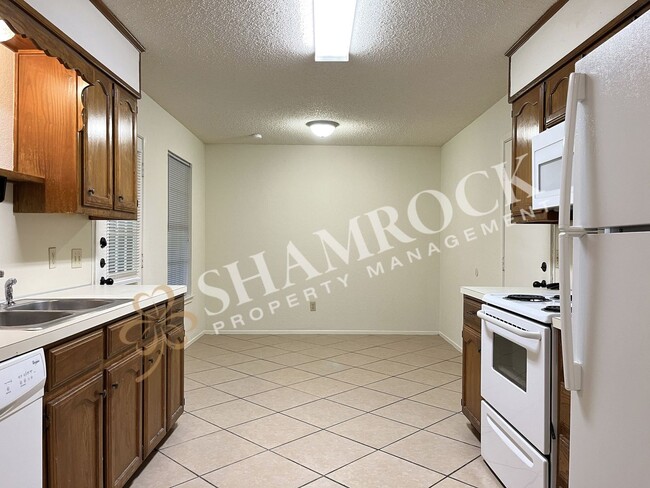 Building Photo - Duplex in Midway ISD!