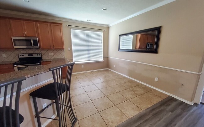 Building Photo - 25047 Lenora Dr