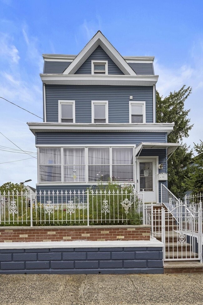 Building Photo - 209 Danforth Ave